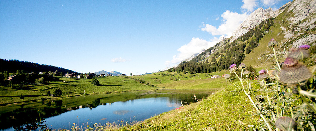 le Lac des Confins vu en été sous la chaine des Aravis