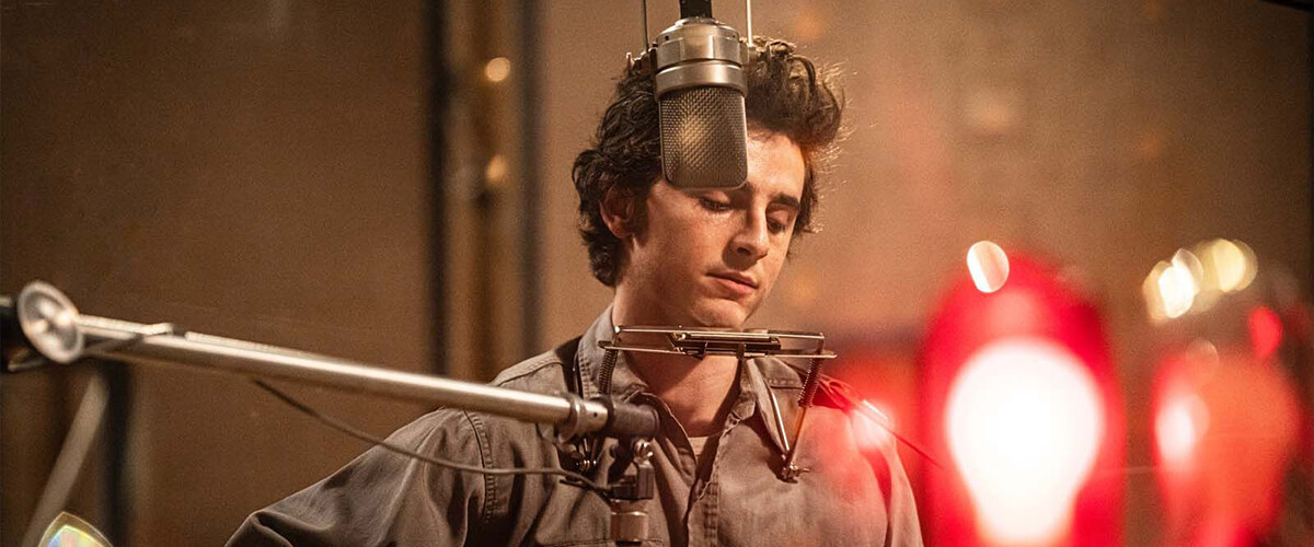 Un parfait inconnu : Timothée Chalamet incarne Bob Dylan - magnifiquement - sur grand écran