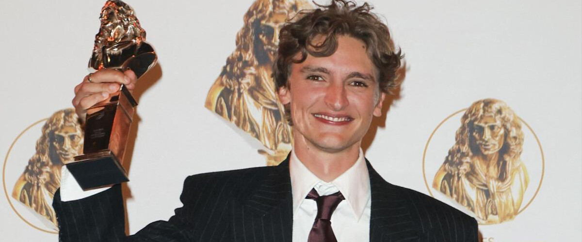 Vassili Schneider reçoit le Molière de la « révélation masculine » 2025 pour son rôle dans ‘La première fois que tu mordras la poussière’