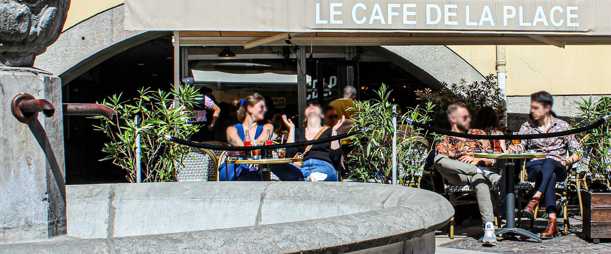 Des bières stylées au soleil, bienvenue au Café de la Place d'Annecy