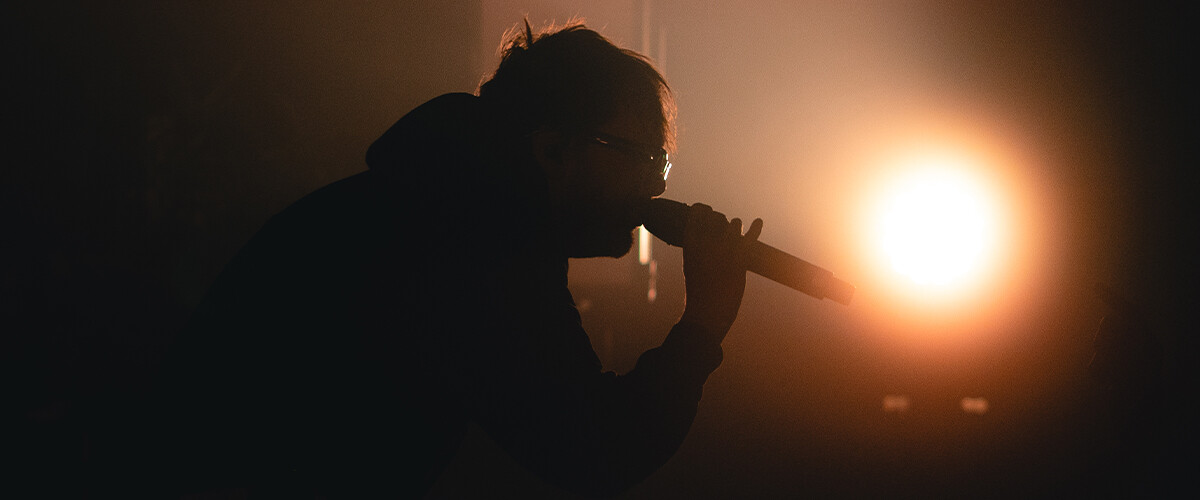 Wallace Cleaver en concert : la poésie brute du rap au Brise Glace