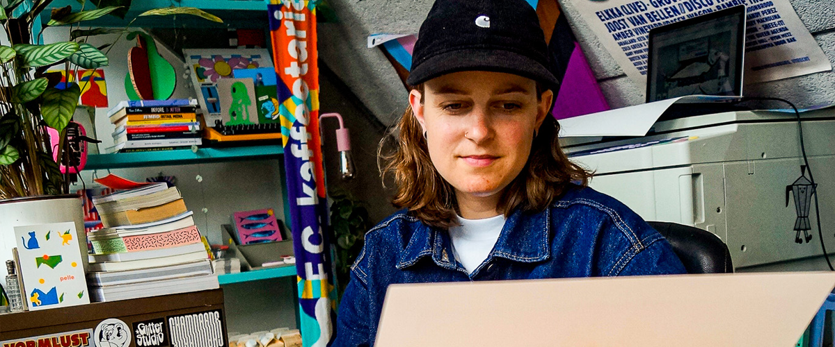 Petra Verkade, dans son atelier d’Utrecht (Pays-Bas), l’artiste explore la couleur comme un terrain de jeu et fait dialoguer illustration, design et impression artisanale.