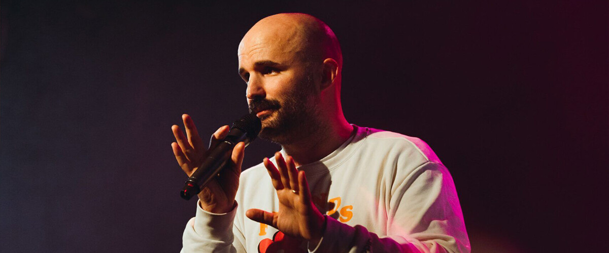 Rencontre avec l'humoriste Greg Duth, pour son spectacle "Coquilles", en tournée dans toute la France.