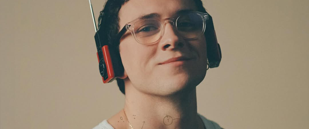 Une gueule d’ange et un humour décalé : l’effet Louis Cattelat