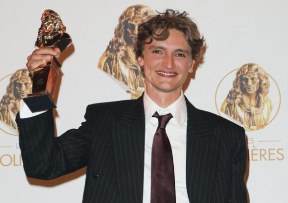 Vassili Schneider reçoit le Molière de la « révélation masculine » 2025 pour son rôle dans ‘La première fois que tu mordras la poussière’