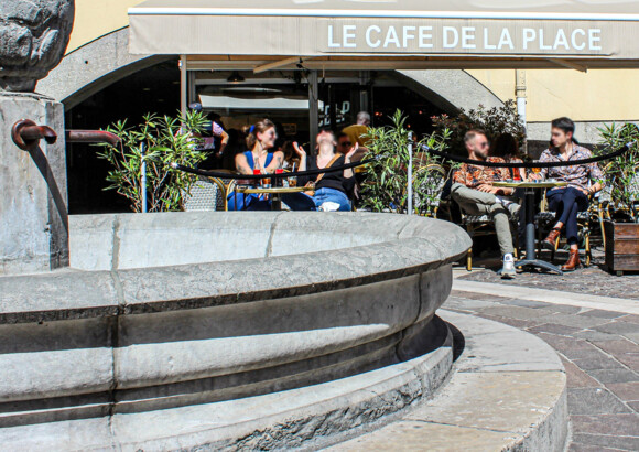 Des bières stylées au soleil, bienvenue au Café de la Place d'Annecy