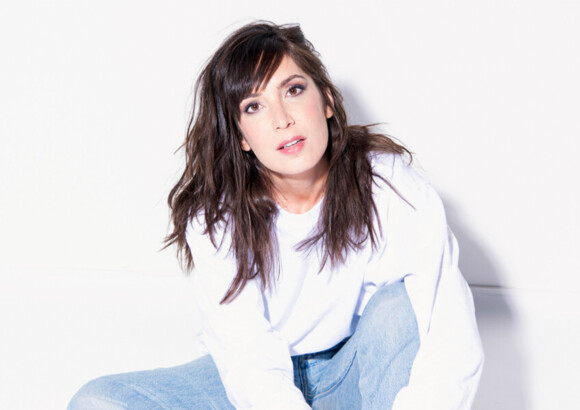 Rencontre avec Nora Hamzawi, dans un nouveau spectacle plus intime, à découvrir à Annecy le 21 novembre et le 11 janvier à Lyon
