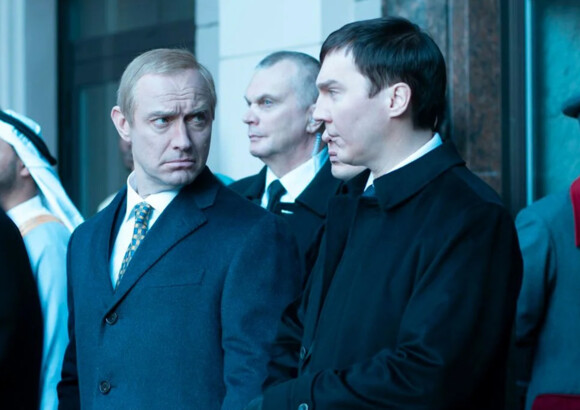Le Mage du Kremlin est un film réalisé par Olivier Assayas avec Paul Dano (Vadim Baranov), Jude Law (Vladimir Poutine)
