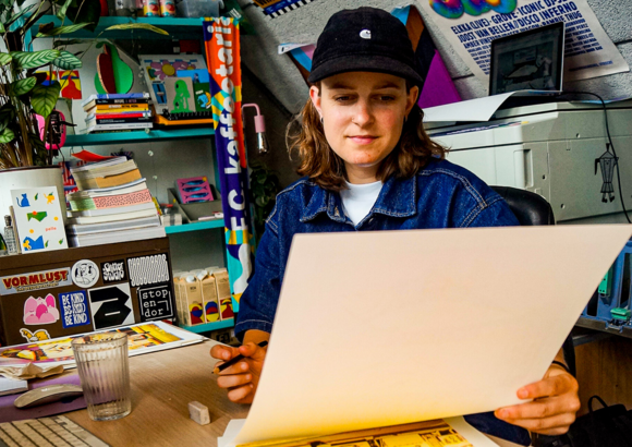 Petra Verkade, dans son atelier d’Utrecht (Pays-Bas), l’artiste explore la couleur comme un terrain de jeu et fait dialoguer illustration, design et impression artisanale.