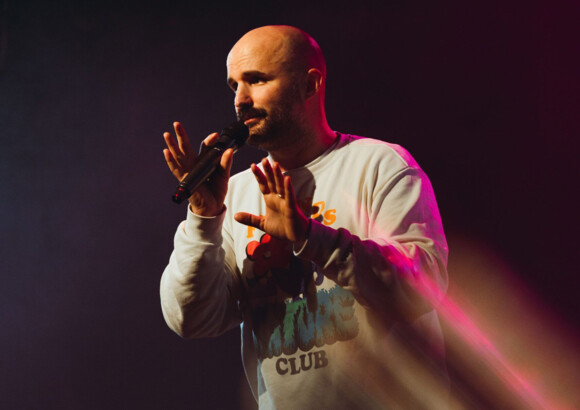 Rencontre avec l'humoriste Greg Duth, pour son spectacle "Coquilles", en tournée dans toute la France.