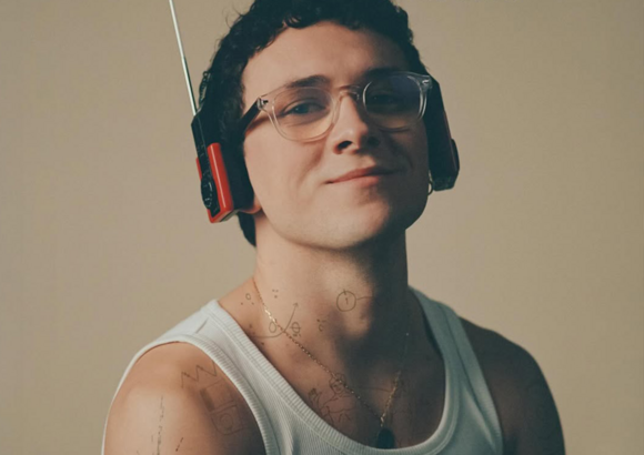 Une gueule d’ange et un humour décalé : l’effet Louis Cattelat