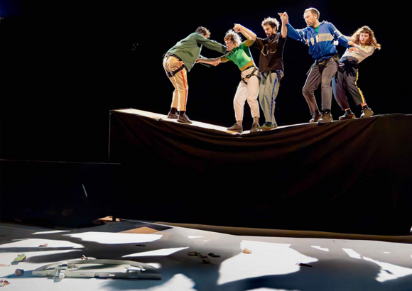 FRASQUES : un spectacle à voir absolument !  Quand le monde vacille, le cirque résiste