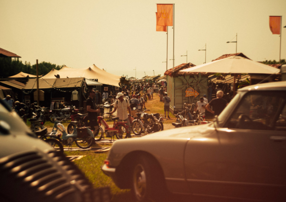 Wheels and Waves : Le village des esprits libres