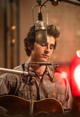 Un parfait inconnu : Timothée Chalamet incarne Bob Dylan - magnifiquement - sur grand écran