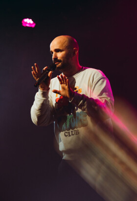 Rencontre avec l'humoriste Greg Duth, pour son spectacle "Coquilles", en tournée dans toute la France.