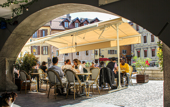 Des bières stylées au soleil, bienvenue au Café de la Place d'Annecy