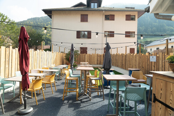 La Cantine à Thônes: NF (nom féminin) Réserve de boissons, nourritures, joie et convivialité
