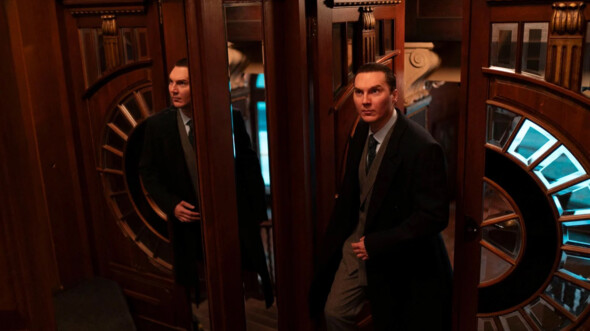 Le Mage du Kremlin est un film réalisé par Olivier Assayas avec Paul Dano (Vadim Baranov), Jude Law (Vladimir Poutine)