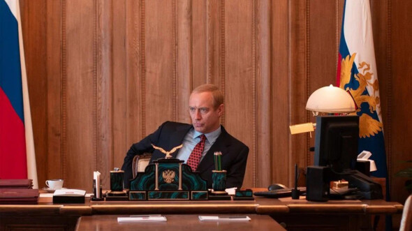 Le Mage du Kremlin est un film réalisé par Olivier Assayas avec Paul Dano (Vadim Baranov), Jude Law (Vladimir Poutine)