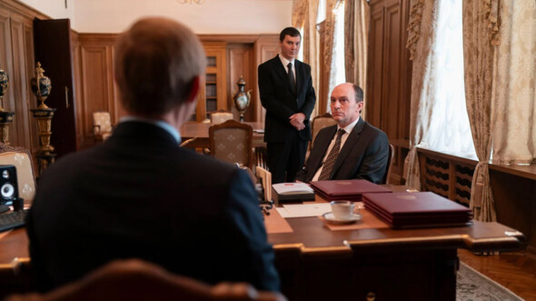 Le Mage du Kremlin est un film réalisé par Olivier Assayas avec Paul Dano (Vadim Baranov), Jude Law (Vladimir Poutine)