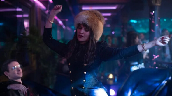 Le Mage du Kremlin est un film réalisé par Olivier Assayas avec Paul Dano (Vadim Baranov), Jude Law (Vladimir Poutine)