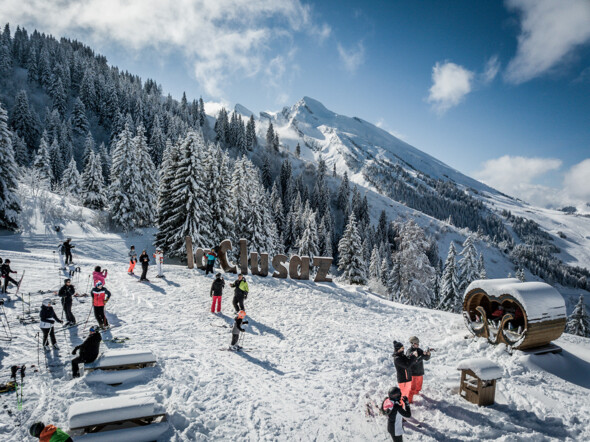 La Clusaz - la station haut-savoyarde, venez expérimenter La Bascule, sa télécabine unique, son espace immersif, la Luge des Bois, le ski et bien plus encore
