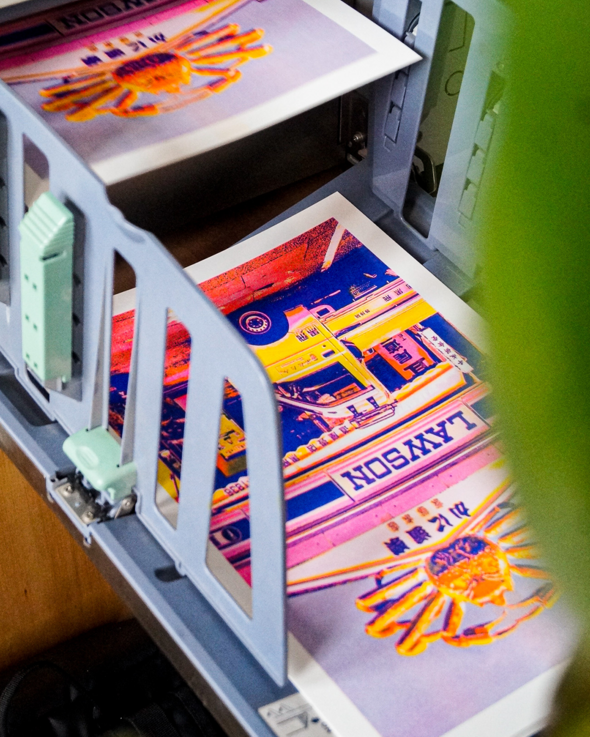 Petra Verkade, dans son atelier d’Utrecht (Pays-Bas), l’artiste explore la couleur comme un terrain de jeu et fait dialoguer illustration, design et impression artisanale.