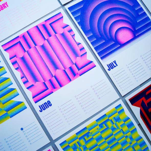 Petra Verkade, dans son atelier d’Utrecht (Pays-Bas), l’artiste explore la couleur comme un terrain de jeu et fait dialoguer illustration, design et impression artisanale.