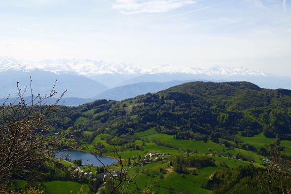 LÀ HAUT, CABANES PERCHÉES