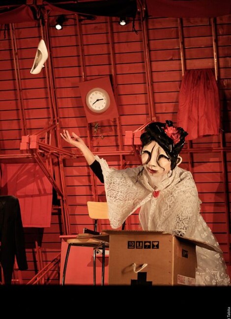 Chaussures dans la lumière des livres