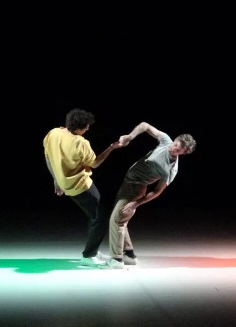 Et de se tenir la main