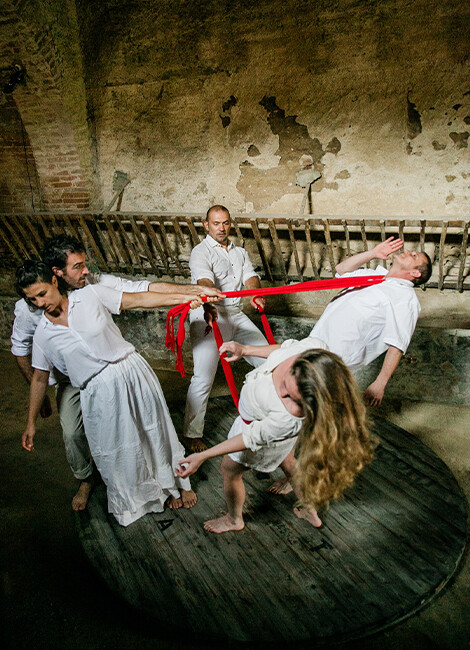 Secrets - Compagnie de cirque "eia"