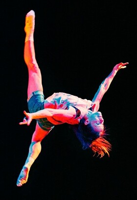 AUTOUR DU CIRQUE