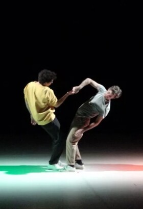 Et de se tenir la main