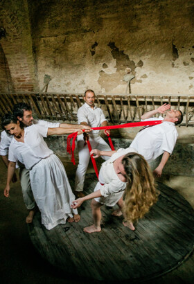 Secrets - Compagnie de cirque "eia"