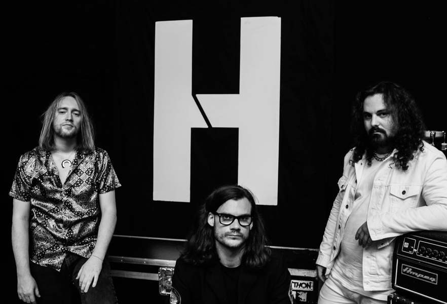 HOWARD + ABSENCE OF COLORS – Le Brise Glace - Annecy