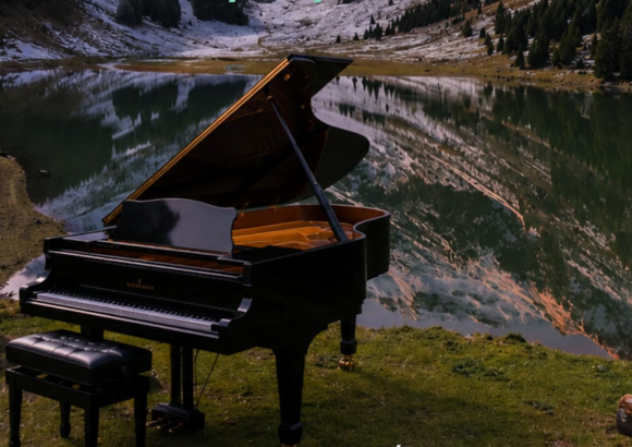 Un piano à queue au milieu des alpages : l'incroyable pari du Peak Adventure Piano Festival